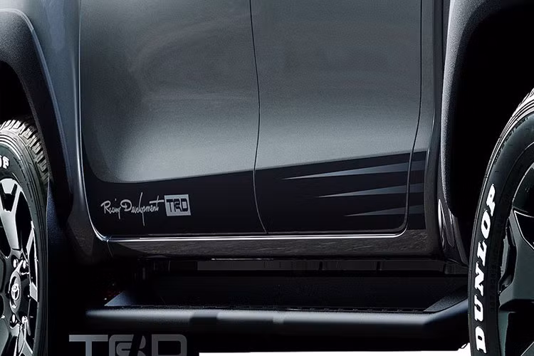 Logo TRD Black Rally Edition được iinsang trọng trên bệ cửa của xe.