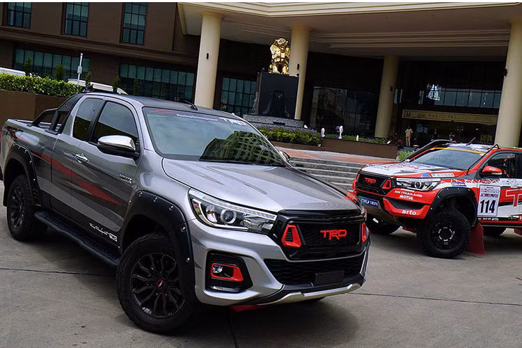 Tổng thể của bản độ cuả mẫu xe bán tải Toyota Hilux 2019 vẫn được giữ nguyên hoàn toàn thiết kế bodykit tiêu chuẩn. TRD chỉ bổ sung một số điểm nhấn nổi bật mới cho xe.