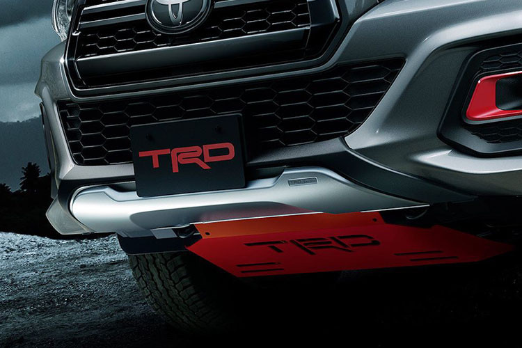 Đầu tiên, phần đầu xe được gắn thêm tấm ốp bảo vệ gầm dập nổi logo TRD...