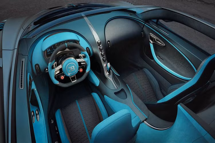 Nội thất theo phong cách thể thao mạnh mẽ với nhiều chi tiết bằng sợi carbon và có cả những điểm nhấn bằng kim loại màu xám.