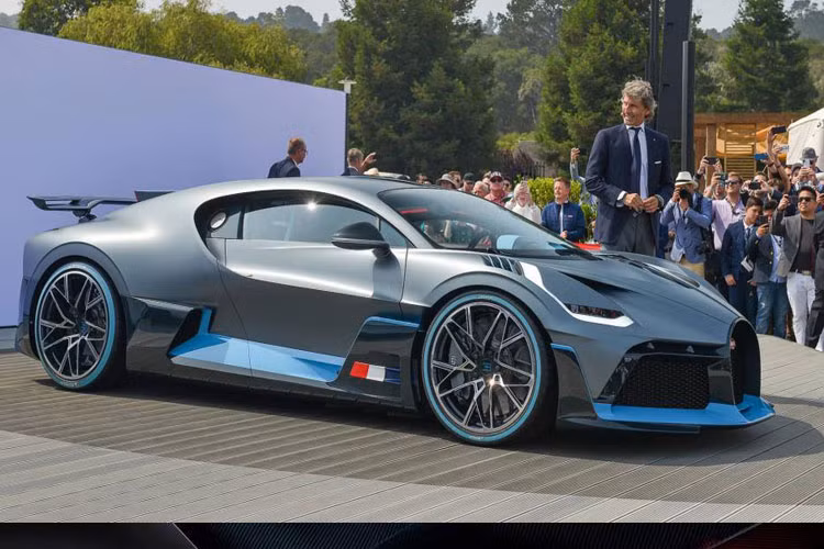  Siêu xe Bugatti Divo cuối cùng cũng được trình làng trước sự chờ đợi của giới chơi xe đắt tiền. Tuy nhiên, ra mắt lần này mẫu siêu xe này chỉ sản xuất giới hạn với 40 chiếc duy nhất có giá khủng lên đến 5,8 triệu USD (khoảng hơn 135 tỷ đồng).