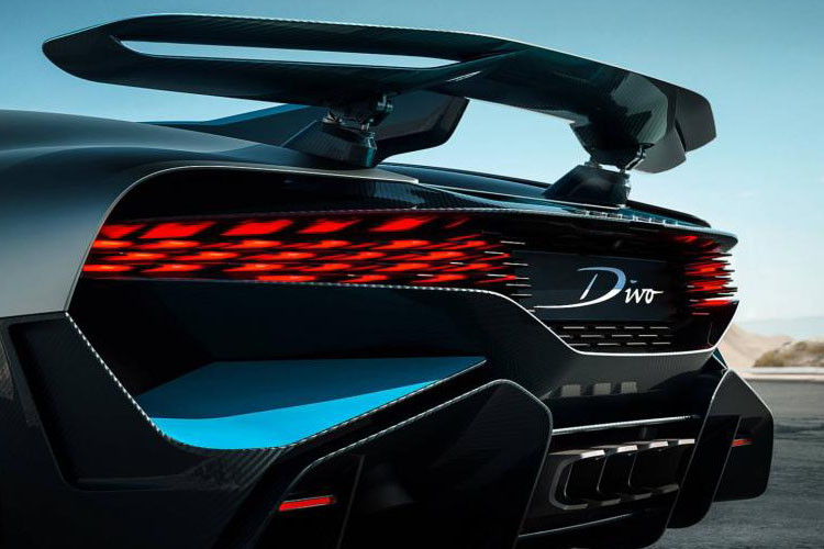 Hãng siêu xe Bugatti cũng đã trang bị cho siêu phẩm Divo mới bao gồm bộ khuếch tán cỡ lớn hơn để phù hợp với hệ thống 4 ống xả.