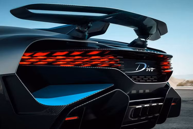 Hãng siêu xe Bugatti cũng đã trang bị cho siêu phẩm Divo mới bao gồm bộ khuếch tán cỡ lớn hơn để phù hợp với hệ thống 4 ống xả.
