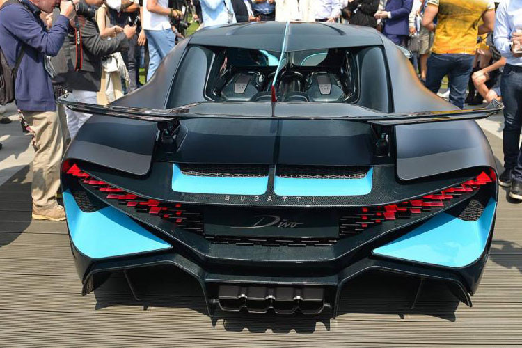 Cánh gió đuôi của Bugatti Divo rộng hơn 23% so với "tân vương tốc độ" Chiron, từ đó cải thiện đáng kể lực ép xuống mặt đường và hiệu suất phanh.