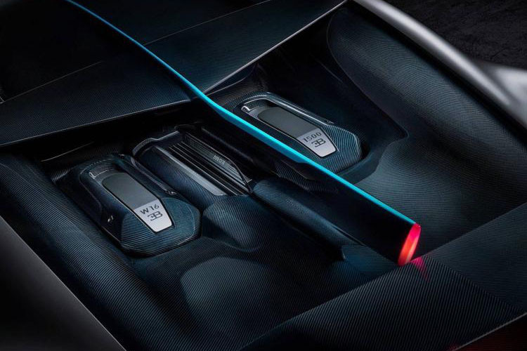 Xe sở hữu động cơ loại W16, dung tích 8.0 lít, đi kèm 4 bộ tăng áp quen thuộc, tạo ra công suất tối đa 1.500 mã lực. Tuy nhiên, Divo không có chế độ Top Speed như Bugatti Chiron nên tốc độ tối đa bị giới hạn ở 380 km/h.