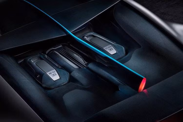 Xe sở hữu động cơ loại W16, dung tích 8.0 lít, đi kèm 4 bộ tăng áp quen thuộc, tạo ra công suất tối đa 1.500 mã lực. Tuy nhiên, Divo không có chế độ Top Speed như Bugatti Chiron nên tốc độ tối đa bị giới hạn ở 380 km/h.