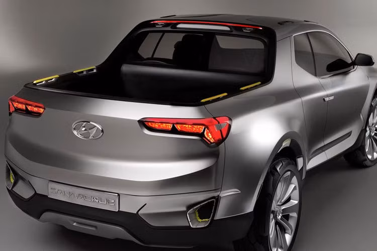 Mẫu bán tải Santa Cruz sử dụng khung gầm crossover thay vì khung gầm SUV body-on-frame. Đồng nghĩa với việc sẽ tiết kiệm chi phí phát triển và khiến trải nghiệm trên chiếc Santa Cruz giống với xe gia đình hơn.