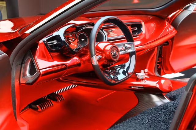 Bảng táp-lô và trụ vô lăng màu đỏ khiến người nhìn có cảm giác nắp capô kéo dài vào tận nội thất. Trong khi đó, mặt cửa được bọc bằng nỉ nhuộm bóng thủ công. Nội thất của Kia Proceed có teher chở theo 4 hành khách nhờ ghế độc lập nhưng nối với nhau.