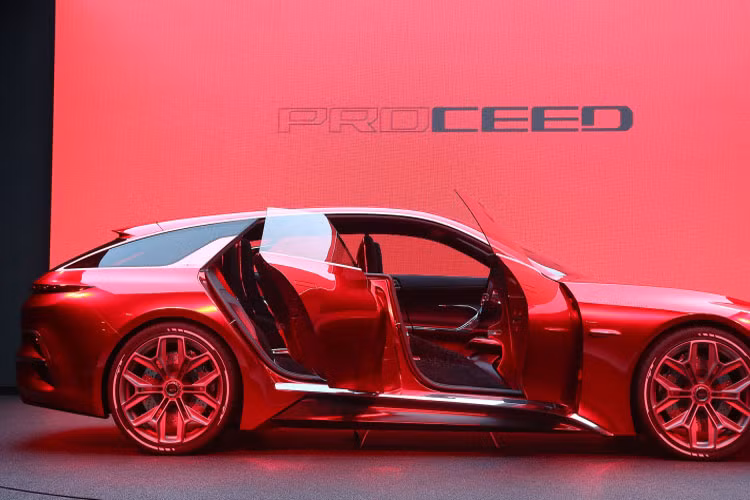 Hatchback năm cửa Kia mới này có thiết kế thân dài hơn, thể thao và sang trọng hơn hướng tới khách hàng trẻ tuổi.