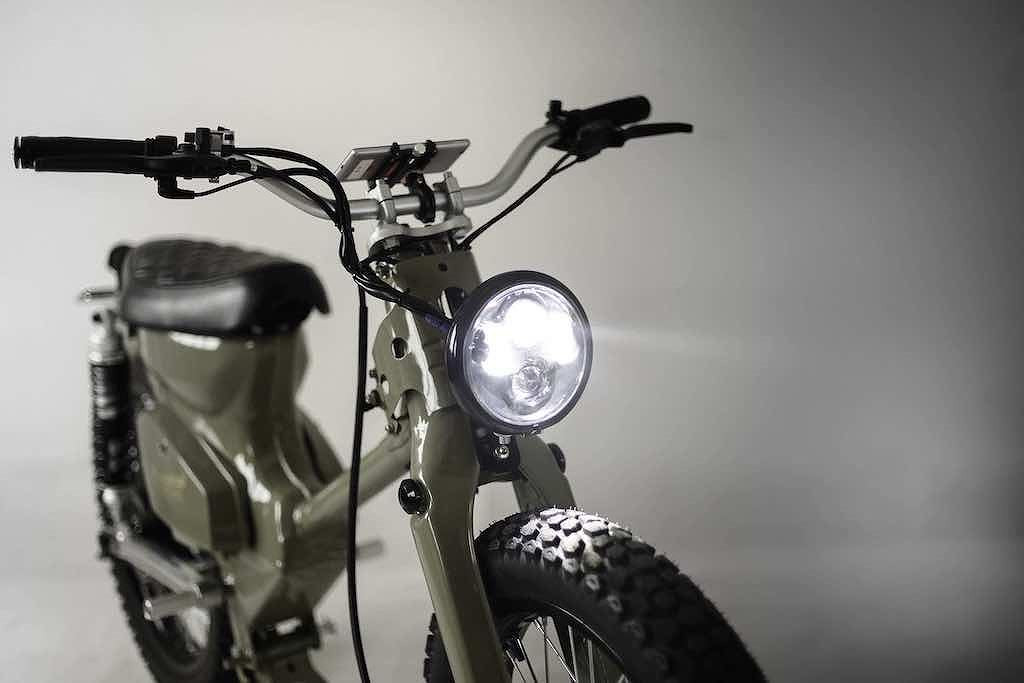 Hãng độ Shanghai Customs, Trung Quốc đã tạo ra mẫu xe Honda Super Cub thành một mẫu xe máy điện đơn giản, thân thiện với môi trường.