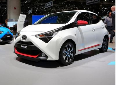 Động cơ máy 3 xi-lanh, dung tích 998 cc giúp mẫu xe cỡ nhỏ Toyota Aygo 2018 tăng tốc từ 0-100 km/h trong 13,8 giây và đạt vận tốc tối đa chỉ 160 km/h nhưng thay vào đó chỉ tiêu thụ lượng nhiên liệu trung bình 3,9 lít/100 km.