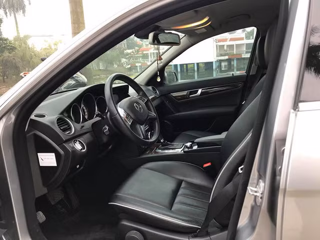 So với các đối thủ cùng phân khúc cùng thời điểm sản xuất, ngoại hình của dòng xe Mercedes-Benz C-Class có phần hiện đại và tiện nghi hơn.Toàn bộ nội thất ốp da đen cao cấp, một vài chi tiết pha gỗ ốp sang trọng.