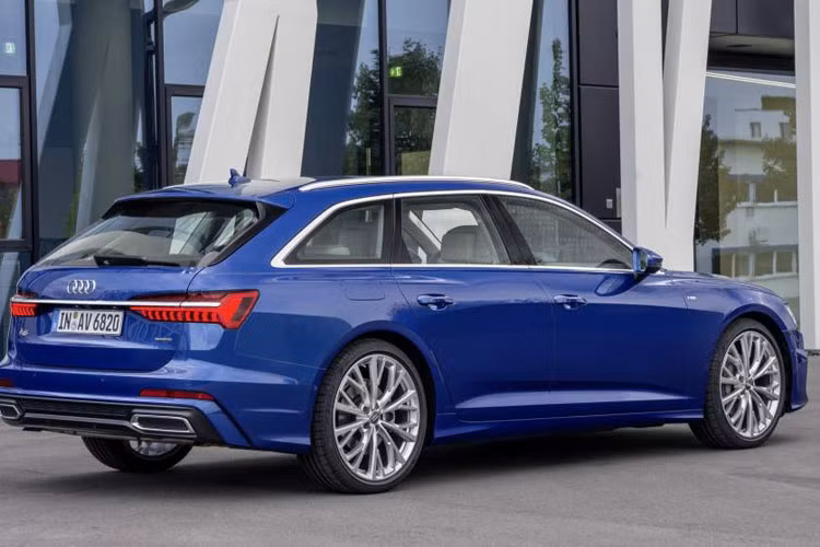 Audi A6 Avant 2019 sở hữu thiết kế vừa sang trọng lịch lãm lại rất mạnh mẽ thể thao nhờ hốc bánh hầm hố và nóc xe dốc về phía sau hơn. Chính vì thế, dù là xe wagon nhưng mẫu xe này lại được cho là có thiết kế "cơ bắp" hơn so với những mẫu cùng phân khúc.