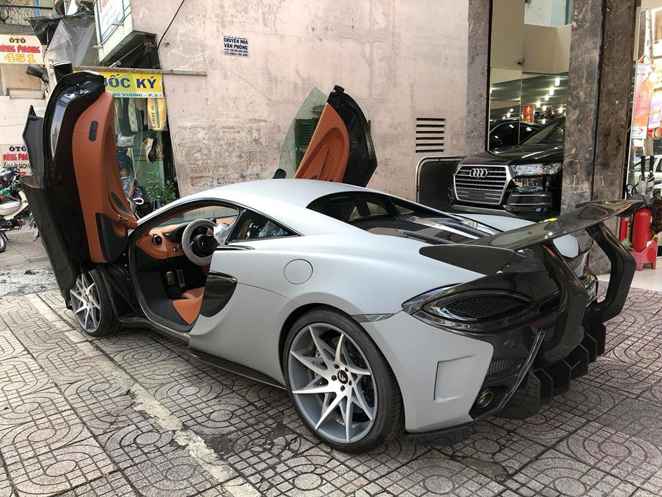 McLaren 570S phiên bản 2016 đầu tiên xuất hiện tại Việt Nam sở hữu ngoại thất màu bạc đi kèm là nội thất tông màu da bò. Ngoài ra còn có các chi tiết như ốp cửa xe, gương chiếu hậu, cản va và cánh lướt gió trước/sau cùng một số chi tiết bên trong khoang lái bằng chất liệu sợi carbon làm điểm nhấn thiết kế