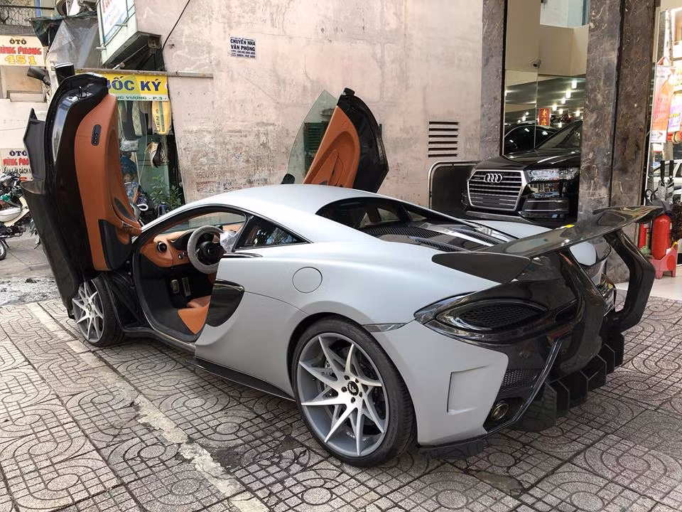 McLaren 570S phiên bản 2016 đầu tiên xuất hiện tại Việt Nam sở hữu ngoại thất màu bạc đi kèm là nội thất tông màu da bò. Ngoài ra còn có các chi tiết như ốp cửa xe, gương chiếu hậu, cản va và cánh lướt gió trước/sau cùng một số chi tiết bên trong khoang lái bằng chất liệu sợi carbon làm điểm nhấn thiết kế