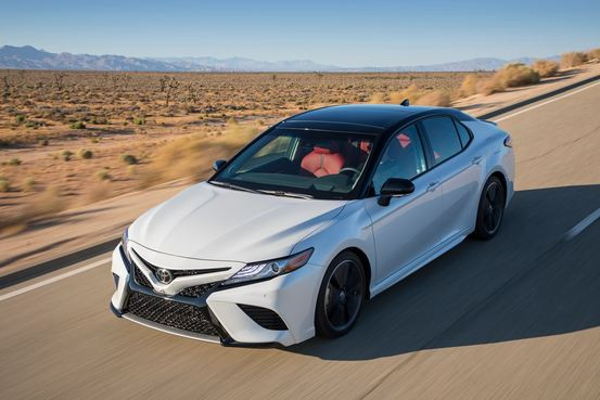 Toyota Camry V6 2018 được bổ sung thêm tùy chọn động cơ V6 mạnh mẽ. Cùng với đó là nhiều thay đổi về ngoại hình mang vẻ tây hóa thu hút khách hàng. Dù vậy xe cũng chỉ có giá đến 34.400 USD. Đặc biệt hơn, xe còn sở hữu khối động cơ công suất 301 mã lực và khả năng đạt tốc độ tối đa 96 km/h chỉ trong 5,8 giây.