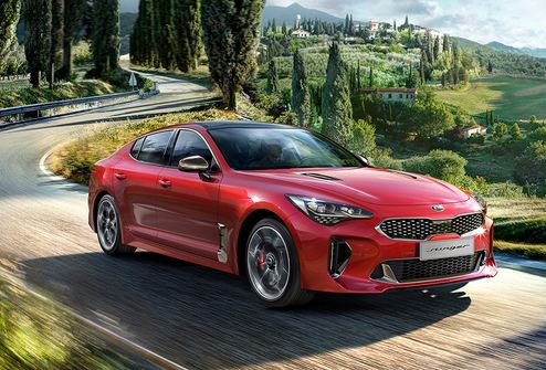 Kia Stinger GT phiên bản cao cấp hơn có mức giá 38.350 USD, sử dụng động cơ V6 3.3L, cho công suất 365 mã lực.
