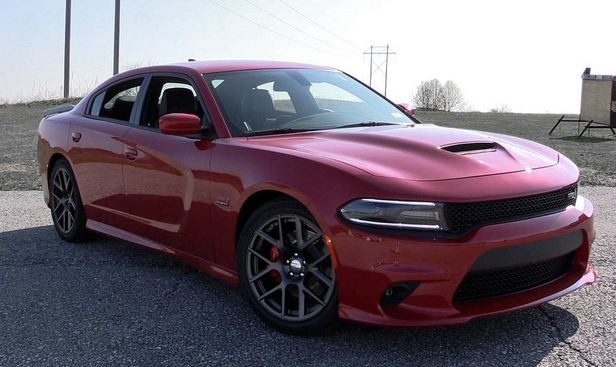 Nằm ở mức giá dưới 40.000 USD, Mẫu xe cơ bắp nước Mỹ, Dodge Charger R/T Scat Pack vẫn được trang bị động cơ Hemi V8 6.4L, công suất 485 mã lực.