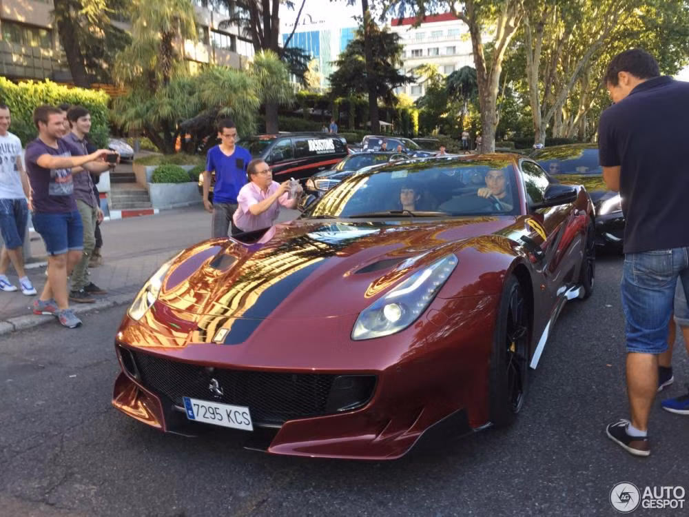 Bộ la-zăng sơn đen bóng kết hợp cùng cùm phanh hàng hiệu màu vàng cá tính.