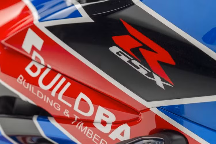 Logo hãng độ Buildbase được in nổi bật trên xe.