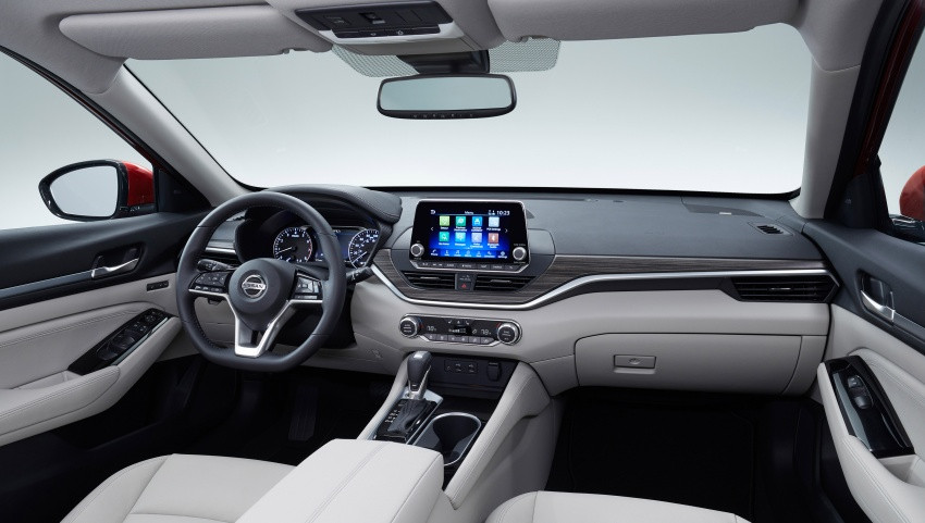 Khoang nội thất khá hấp dẫn với bảng điều khiển trung tâm dạng “đôi cánh đang bay lướt”.