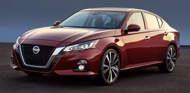 Nissan Teana 2019 sở hữu nhiều đường nét thiết kế lấy cảm hứng từ người anh em Maxima nhưng kiểu dáng mềm mại và thon gọn hơn rất nhiều.