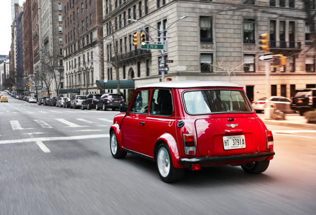 Được biết, đây chỉ là phiên bản độc nhất và không bán ở thời điểm hiện tại. Nếu người dùng muốn có một chiếc xe ôtô điện Mini EV sẽ phải đợi hãng ra mắt mẫu xe điện đầu tiên vào năm 2019, đúng vào dịp kỷ niệm 60 năm Mini cổ điển. Nguồn ảnh: greencarreports.