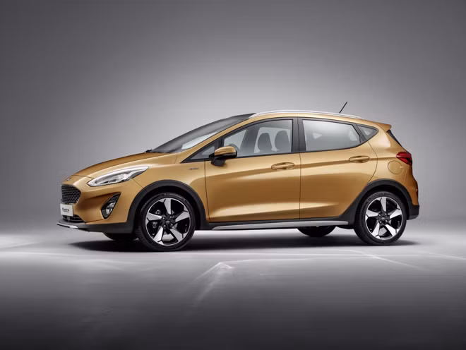 Thiết kế xe Ford Fiesta Active được đánh giá mang phong cách thể thao, mạnh mẽ hơn so với những phiên bản cũ. Cùng với đó là khá nhiều những cài tiến mới như đèn định vị ban ngày Full LED chạy bao quanh cụm đèn pha hoàn toàn mới, hệ thống treo được tinh chỉnh nhằm mang lại cảm giác thoải mái hơn cho người lái xe.