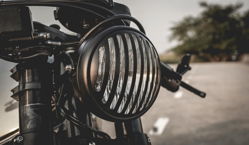 Nhiều chi tiết nguyên bản được thay mới hoàn toàn nhữ đầu đèn LED hiện đại của Benelli Leoncino được thay thế bằng bộ đèn Halogen với mặt nạ sọc đậm chất cổ điển