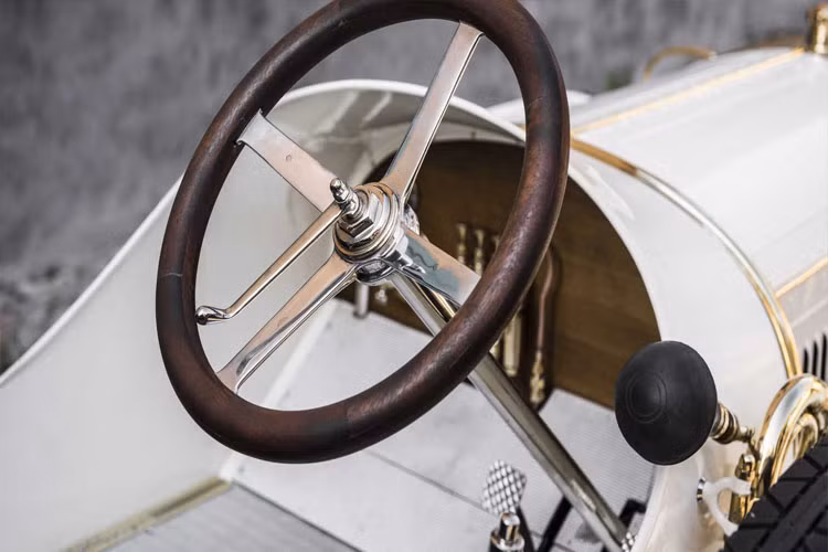 Xế cổ Laurin &amp; Klement BSC 110 tuổi này hiện đang được trưng bày tại bảo tàng Mladá Boleslav. Thiết kế vô lăng trên xe Laurin &amp; Klement BSC được giữ nguyên bản và chỉ đánh bóng làm mới hơn.