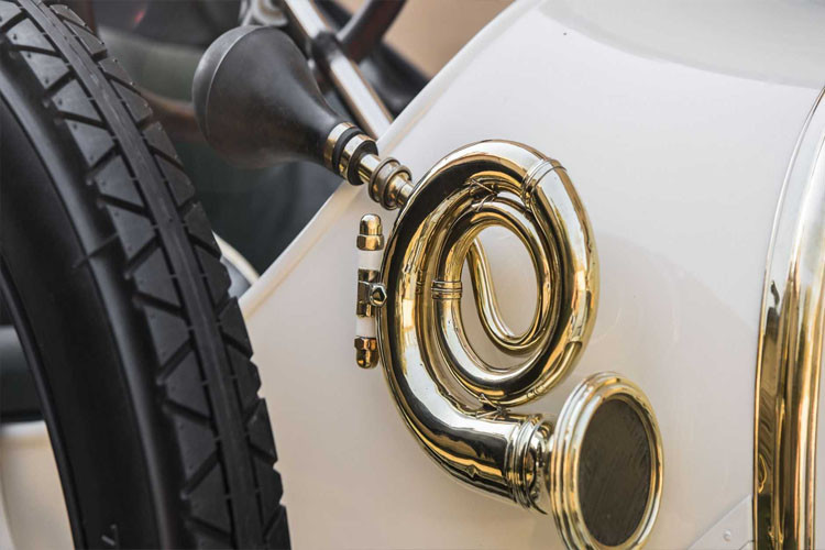 Còi xe Laurin &amp; Klement BSCmang phong cách cổ điển.