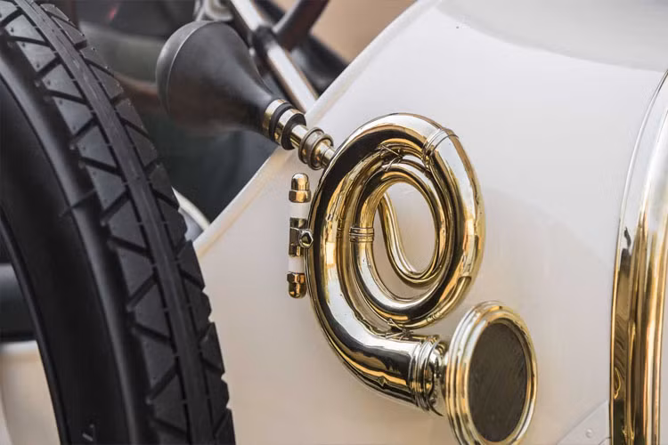 Còi xe Laurin &amp; Klement BSCmang phong cách cổ điển.