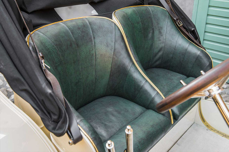 Ghế bọc da dù đã được chỉnh sửa tương đối nhưng vẫn in dấu thời gian.