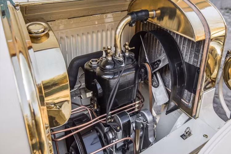 Cận cảnh động cơ 2 xi lanh của xe.