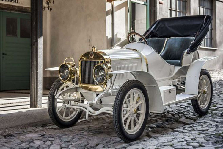 Skoda đã mất đến gần 2 năm để phục chế xong chiếc Laurin &amp; Klement BSC siêu hiếm này. Những phần chính của mẫu Laurin &amp; Klement BSC bao gồm cả động cơ 2 xi lanh, làm mát bằng nước dung tích 1.4L công suất 12 mã lực đã được khôi phục lại. Chiếc xe sau khi được phục chế trở nên mới mẻ và cuốn hút hơn.