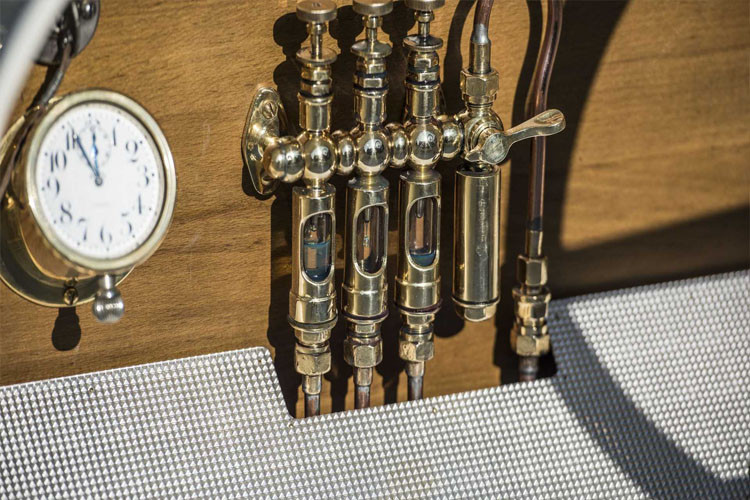 Cụm đồng hồ đo lường hiển thị lượng xăng của xe.