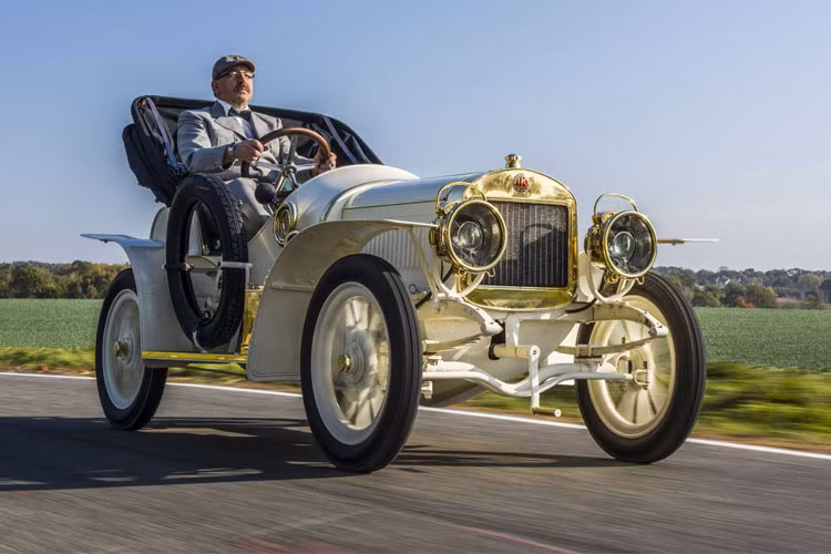 Chiếc xe đầu tiên lăn bánh vào ngày 10/6/1908 và vào ngày 20/10 cùng năm đó chiếc xe cuối cùng cũng được xuất xưởng. Đây được xem là mẫu xe thể thao đầy quyền lực trong những năm đầu của thế kỉ 20. Tuy nhiên đến nay đã 110 năm mẫu xe này dường như bị lãng quên.