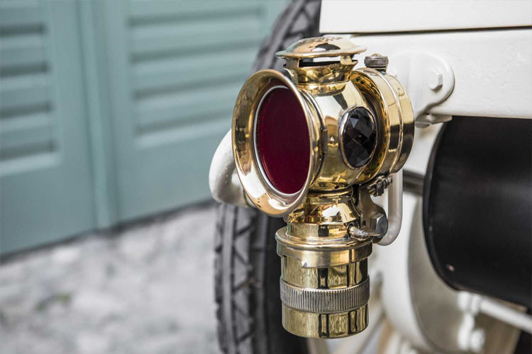 Đèn chiếu sáng của xe Laurin &amp; Klement BSC thiết kế khá lạ mắt và vẫn được giữ nguyên bản.