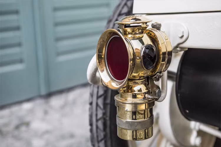 Đèn chiếu sáng của xe Laurin &amp; Klement BSC thiết kế khá lạ mắt và vẫn được giữ nguyên bản.