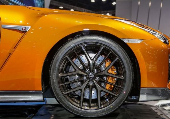 Xe được trang bị bánh xe Rays 20 inch.