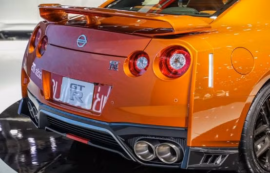 Hệ thống ống xả titan trọng lượng nhẹ mới (có nút chọn chế độ yên tĩnh để không làm ảnh hưởng tới những người xung quanh khi cần thiết).