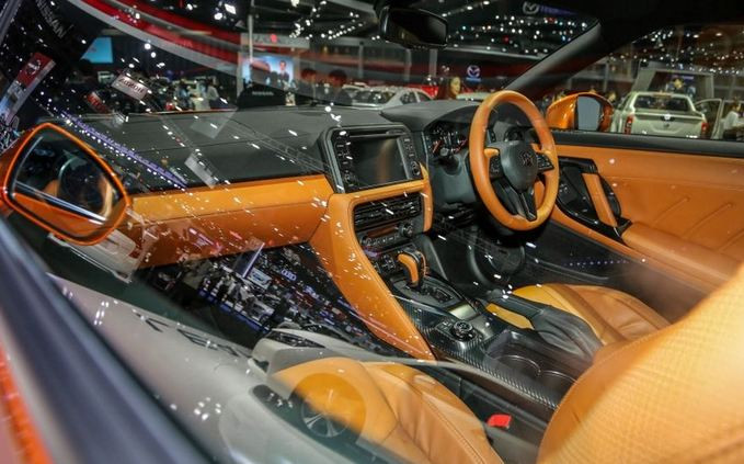 Khoang điều khiển tiện nghi đầy đủ. Xe có nhiều trang bị nổi bật như: vô lăng đa chức năng, điều khiển hành trình chủ động, điều hòa tự động 2 vùng, mở cửa không cần chìa và đề nổ, camera hỗ trợ lùi xe, hệ thống âm thanh vòm Bose 11 loa (hai loa siêu trầm ở giữa các ghế sau), tính năng giảm tiếng ồn Active Noise Cancellation và kính chắn gió cách âm...