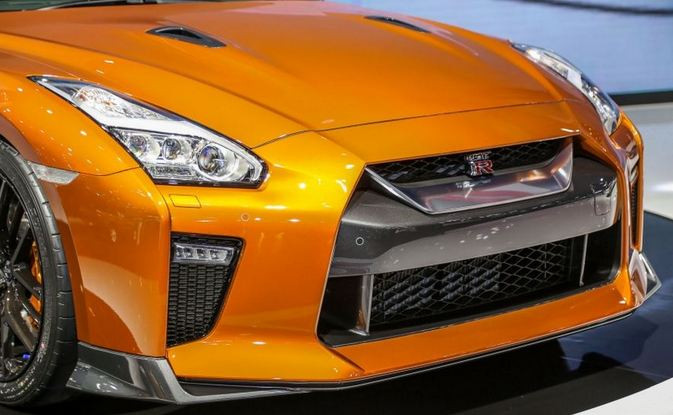 So với các phiên bản khác, Nissan GT-R Premium Edition sở hữu thiết kế khác biệt cùng nhiều tính năng hiện đại hơn. Điểm mới thu hút ở đây là bộ đèn pha LED tự động rất tiện ích.
