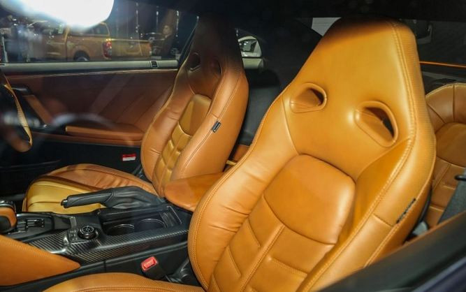 Ghế bọc da màu vàng bò lạ mắt.