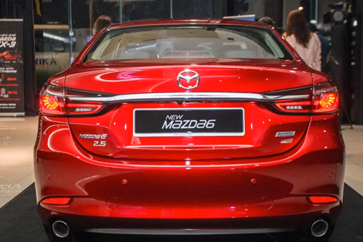 Hai bên thân xe và phần đuôi không có sự thay đổi quá lớn.