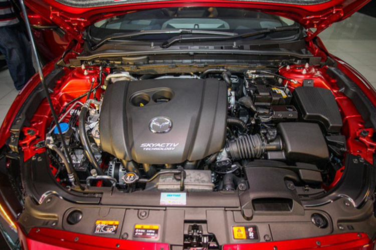 Mazda6 phiên bản 2018 có 4 biến thể khác nhau: động cơ xăng 2.0L 162 mã lực, động cơ 2.5L 192 mã lực cho 2 bản Sedan và Touring và một bản diesel 2.2L 188 mã lực. Hộp số tự động 6 cấp là trang bị tiêu chuẩn cho tất cả các biến thể.
