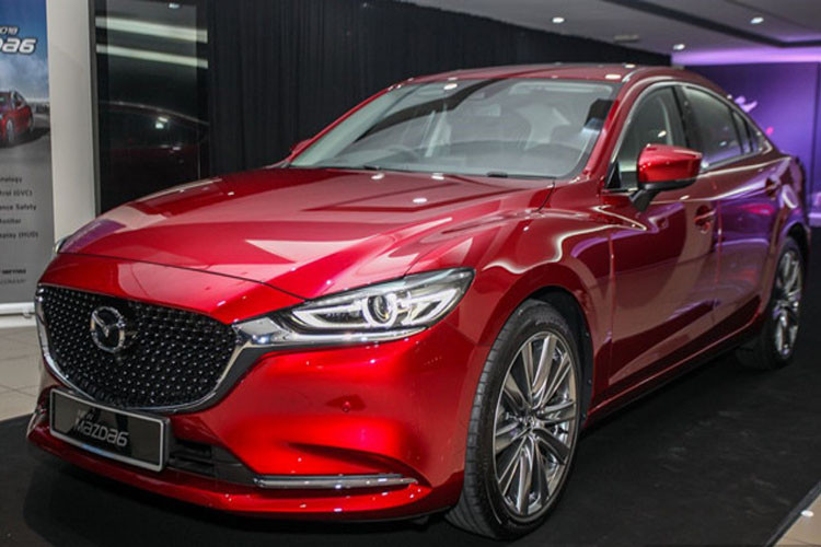 Nhiều đánh giá cho rằng, thiết kế của Mazda6 bản nâng cấp 2018 có phần hấp dẫn hơn so với bản 2017. Đáng chú ý nhất là ở phần đầu của xe. Thiết kế đầu xe hoàn toàn mới theo ngôn ngữ Kodo cải tiến, khiến Mazda6 trông sang trọng và năng động hơn.