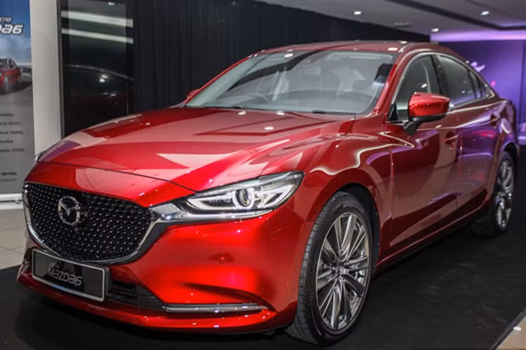 Nhiều đánh giá cho rằng, thiết kế của Mazda6 bản nâng cấp 2018 có phần hấp dẫn hơn so với bản 2017. Đáng chú ý nhất là ở phần đầu của xe. Thiết kế đầu xe hoàn toàn mới theo ngôn ngữ Kodo cải tiến, khiến Mazda6 trông sang trọng và năng động hơn.