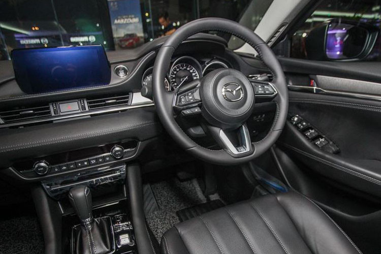 Nội thất của Mazda6 bản 2018 được thiết kế khá sang trọng, đáng chú ý nó sử dụng chất liệu bọc và trang trí cao cấp tương đương các dòng xe sang hiện nay như da Nappa, vải nhung UltraSuede siêu mịn hay gỗ Sen...