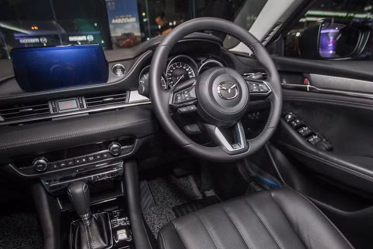 Nội thất của Mazda6 bản 2018 được thiết kế khá sang trọng, đáng chú ý nó sử dụng chất liệu bọc và trang trí cao cấp tương đương các dòng xe sang hiện nay như da Nappa, vải nhung UltraSuede siêu mịn hay gỗ Sen...